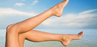 Image des jambes d'une femme en bord de mer
