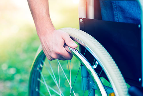Image d'un jeune homme sur un fauteuil roulant en location